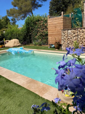 Chambre dans maison avec piscine